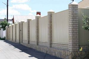 Кирпичные столбы для забора из профлиста белого