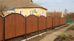 Забор секционный из профнастила под дерево на дачу